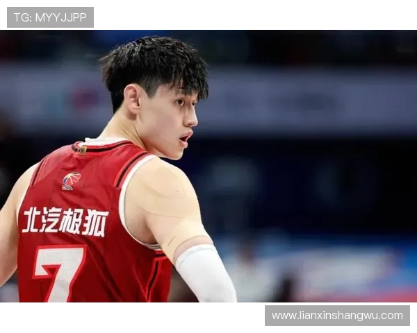 费尔南德斯盛赞曾凡博努力拼搏明日有望迎来首秀机会